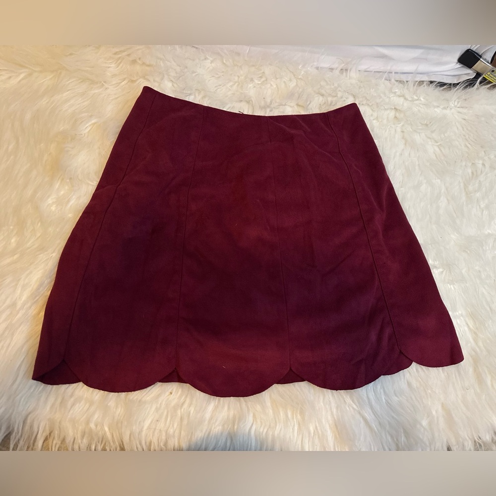 Lauren Conrad maroon suede feel size 4 mini w scallop bottom ‘buttons’ one side